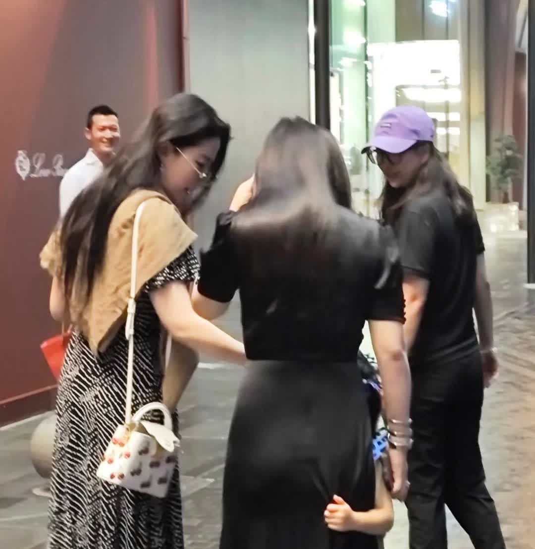 刘亦菲  最新与好友们北京三里屯逛街～
随便一拍就好像在拍电影啊，好美