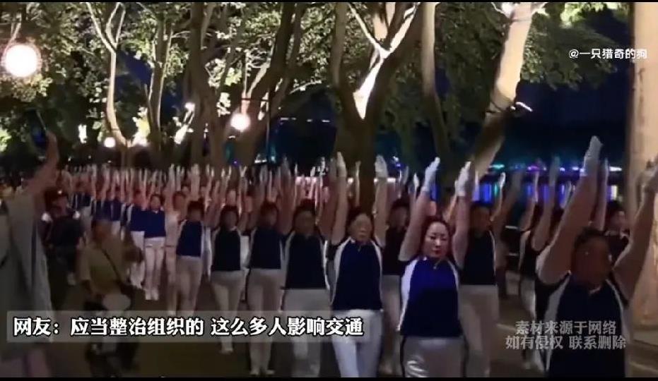 老年健身团傍晚集体出来活动，他们穿着统一的服装，排着整齐的队伍，做着一样的动作，
