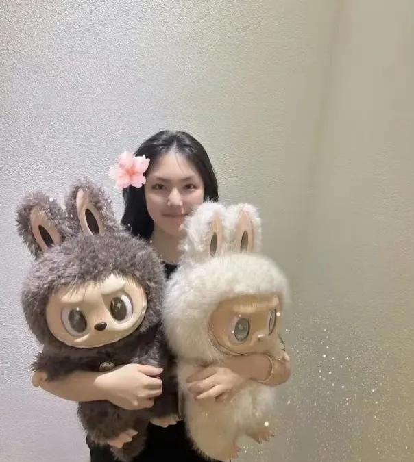 最近泡泡玛特毛绒公仔真的太火了
很多人想抢都抢不到
却偏偏有人直接晒泡泡玛特总部