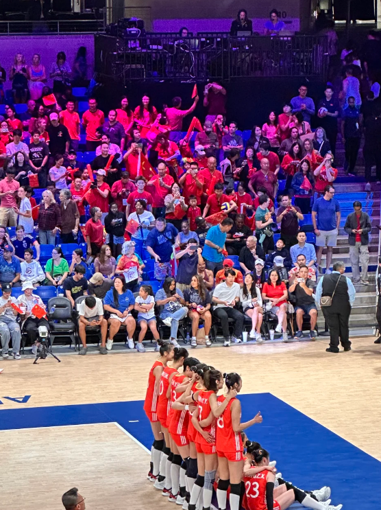 大家都打得好棒！

现场看球也太精彩了，每拿一分都一阵欢呼！
	
从落后两局，到