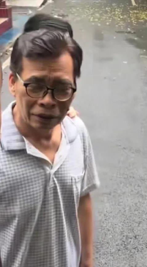 看，装病，装着大肚子的丁丁老师被送去了殡仪馆。
也看到了她的老父亲，以及没有母亲