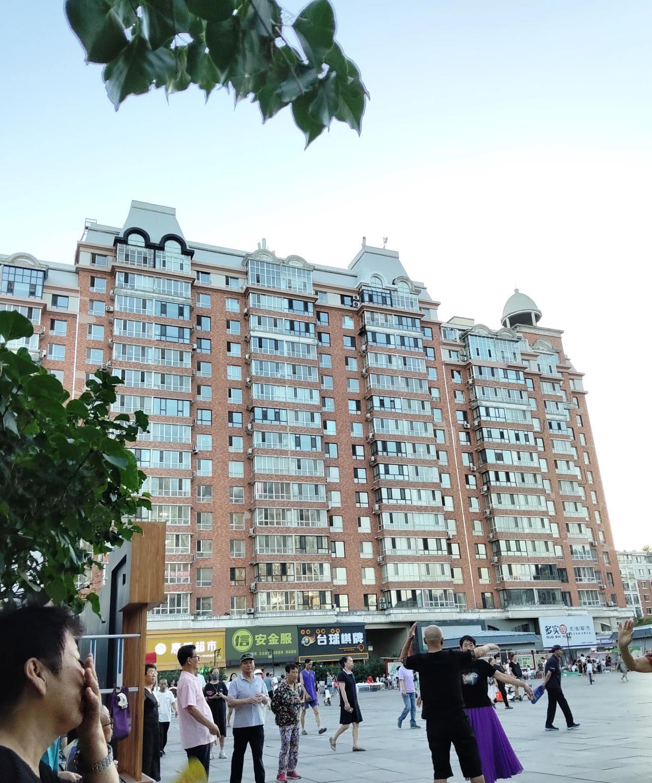 哈尔滨的天气真搞不懂，今天多云但是很闷热！
广场上的夜生活也是刚刚拉开，这个季节