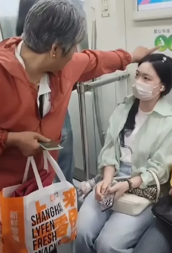 地铁上一位老太太对一位年轻女子说：你看你现在坐的是爱心专座（老、幼、孕妇、抱婴者