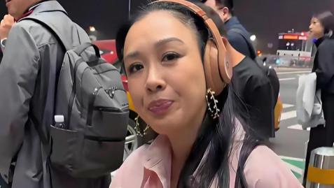 坐在行李箱上吃面包的“少女”？55岁钟丽缇近照展现惊艳状态