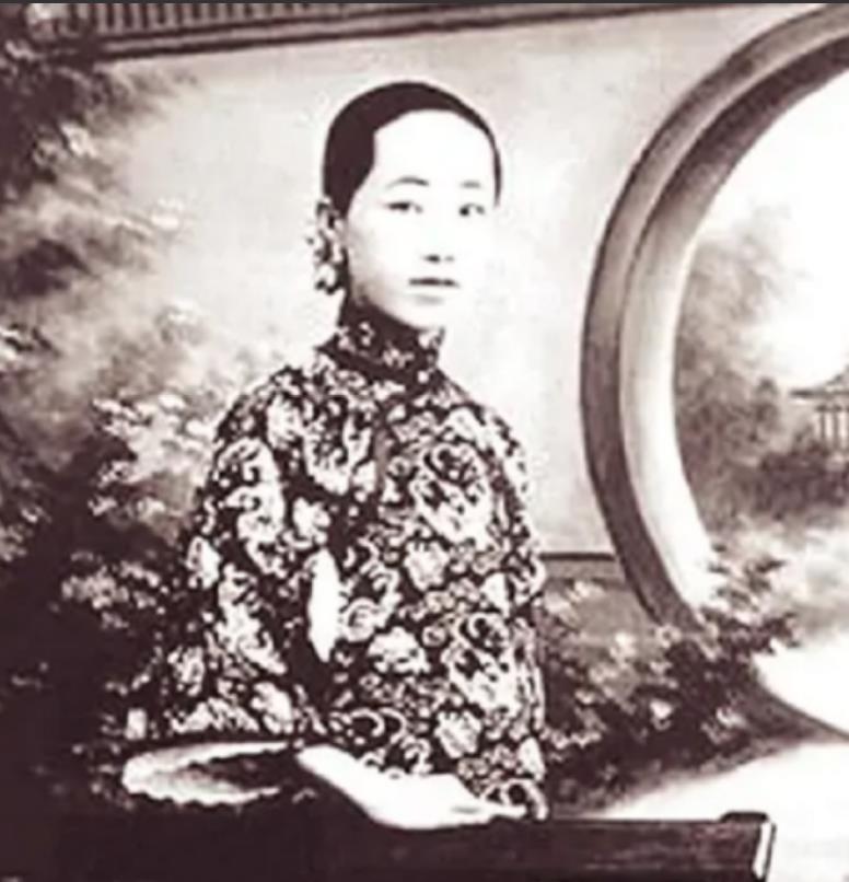 1903年，30岁梁启超和17岁王桂荃行房，大汗淋漓过后，梁启超喘着粗气却说：“