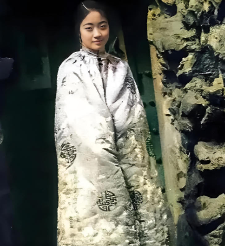 1922年，刚刚新婚不久的末代皇后婉容，在紫禁城御花园留影。此时的婉容，年仅17