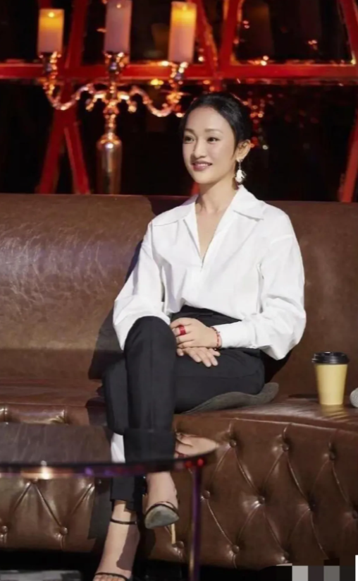 周迅，160cm，脚上的一字凉鞋真好美看，简单大方！适合脚小的穿！