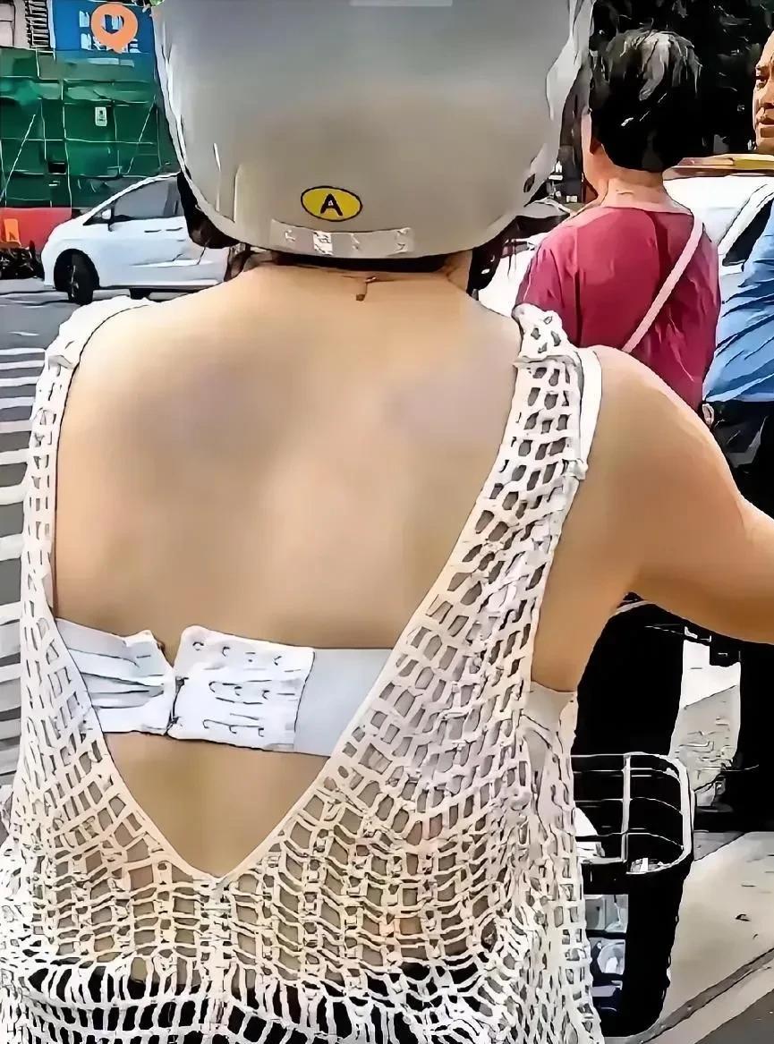 不得不服，这是我今年夏天，见到最不怕晒的女人。
其她的出门，只看得见眼睛了，可惜