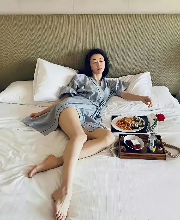 熊黛林离开天王后，真的非常受宠，吃饭都要躺在床上。
