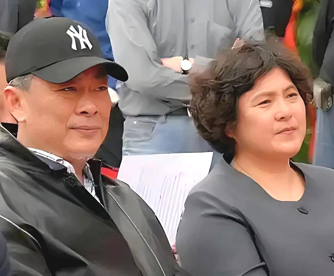 他俩是上影演员剧团的老演员了，成名于上世纪八、九十年代。
两人艺术生涯不同之处是