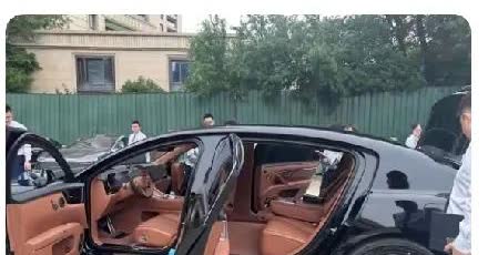 尊界内饰曝光了，后排空间宽得不得了，这简直就是一个移动会议室了！
传闻中的空气