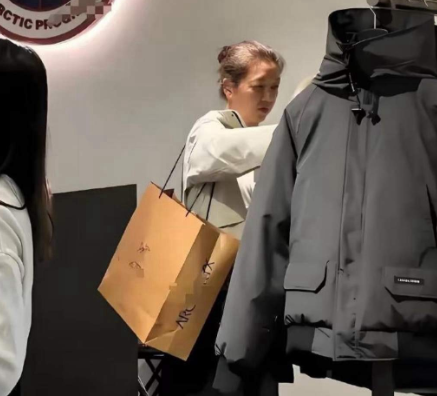 曾经的女神江珊，如今56岁，白发和皱纹的陪伴成就了她更加真实。

自然规律，花无