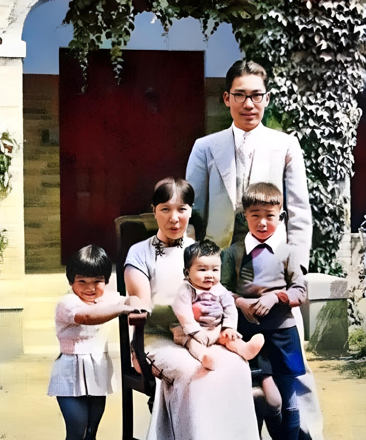 这是冰心夫妇与孩子们在一起。抗日战争期间，冰心一家在云南。年幼的吴青（小名“小妹