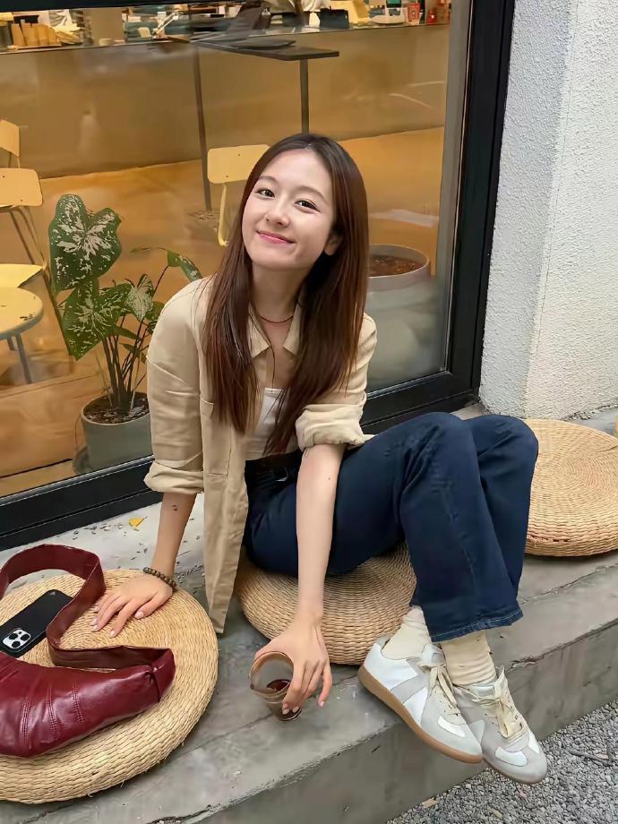 李兰迪被网友发现有纹身，感觉和她乖乖女形象反差确实挺大的 ​​​