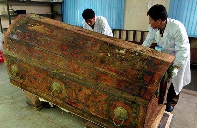 2003年，内蒙古挖出一具女尸，随后考古人员将女尸的11层外衣一层层撤掉。不料，