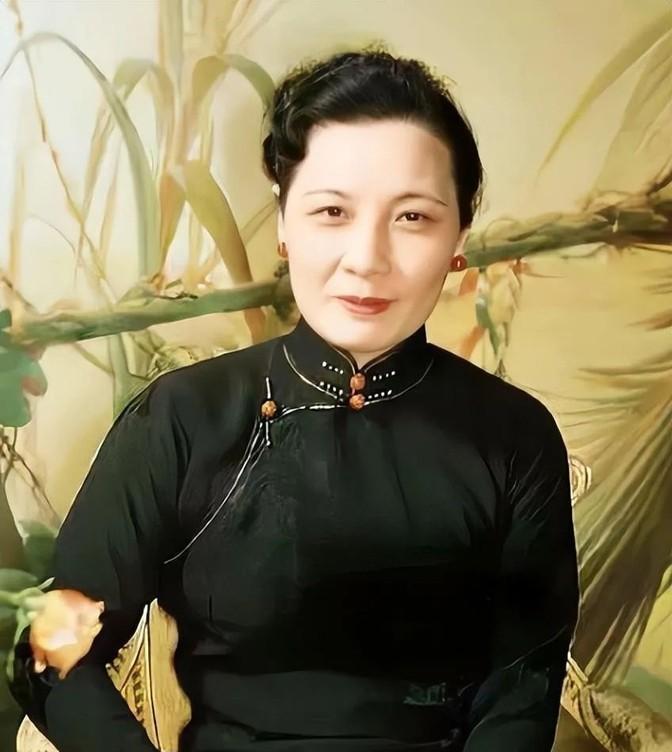 1997年，已满100岁高龄的宋美龄接到消息，蒋介石次子蒋纬国已病逝于台湾。看完