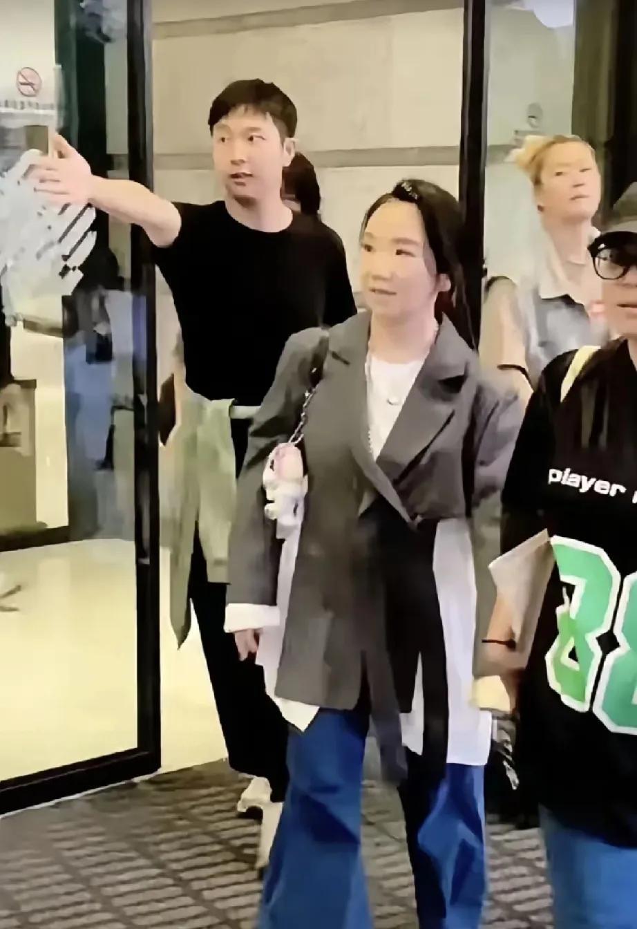 东方卫视这么牛  bi，敢冒天下之大不韪！把台   du分子陶晶莹请到上海来做节