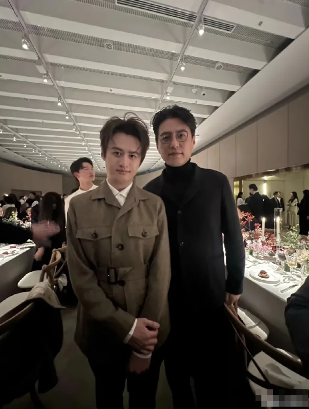 哇塞，俩个帅哥好俊啊。一个英俊潇洒，玉树临风，演绎精湛。男一个风度翩翩，斯文又帅