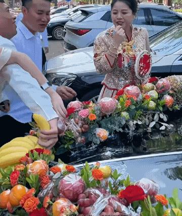 这个创意真好，比花实用，不浪费还实惠[赞]。现在年轻人脑子就是好使，结婚婚车用各