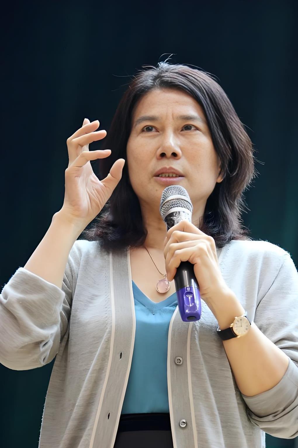 2004年，董明珠像发狂的母狮子大吼：“你们9亿就要把格力卖给老美，休想！”领导