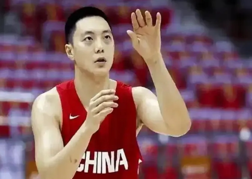 胡明轩和韩国李贤重天赋对比

李贤重打得分后卫，偶尔客串大前锋，位置上不得不和胡