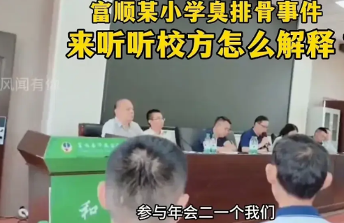 学校的食堂卫生安全问题履禁不止，到底是什么原因在作崇？先有菜品中的鼠头，后有绞肉
