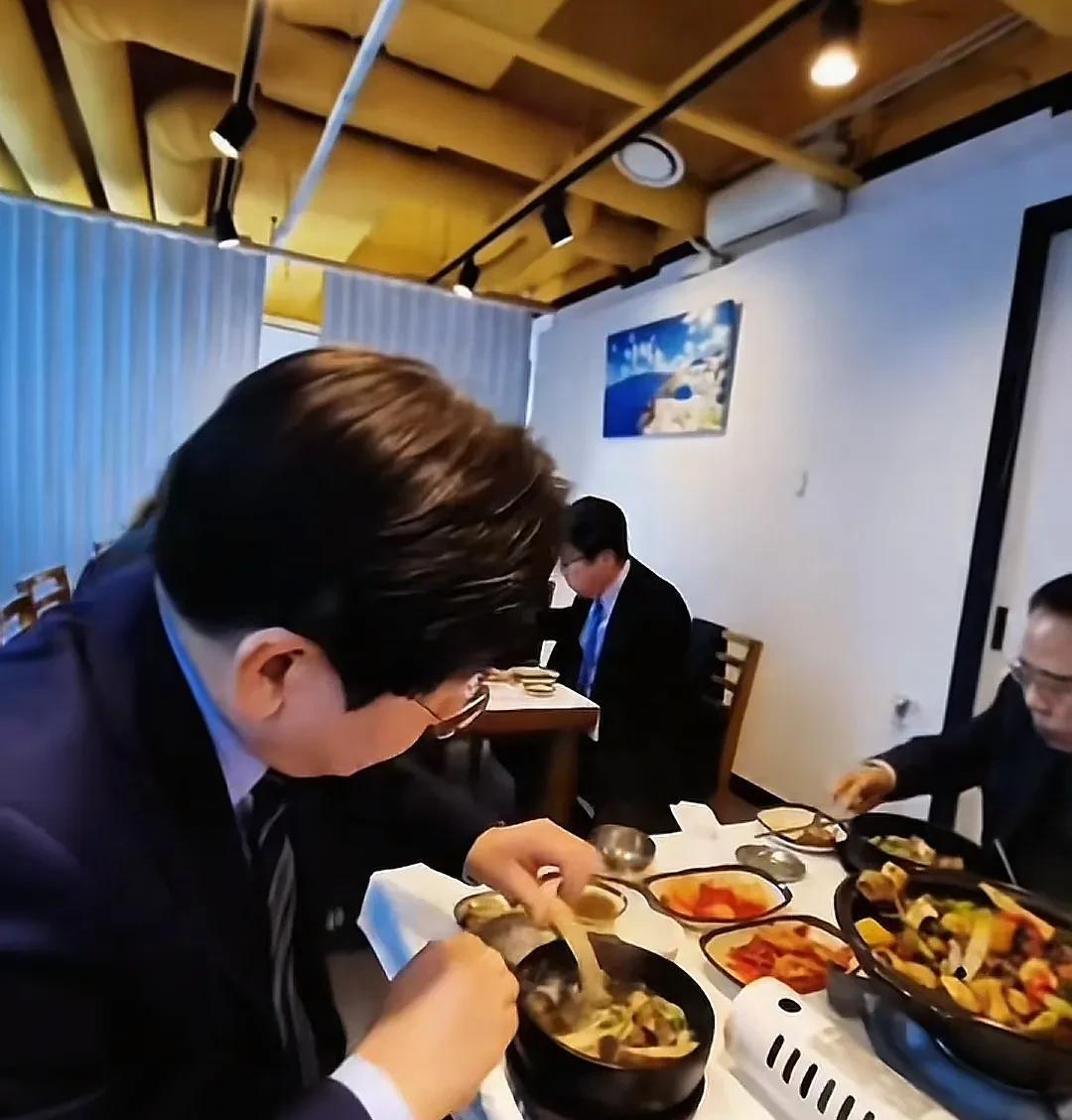就喜欢看李在明吃东西，什么都津津有味，一块骨头啃干干净净，即便没有摄像头，他也会