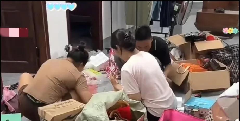 这次带货总算结束了，小松松了口气，带着全家人打扫“战场”。看着堆着的样品，有网友