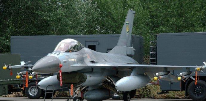 近期，乌克兰空军接收了用于F-16战斗机飞行前准备的机动设备。
此次接收包含两种