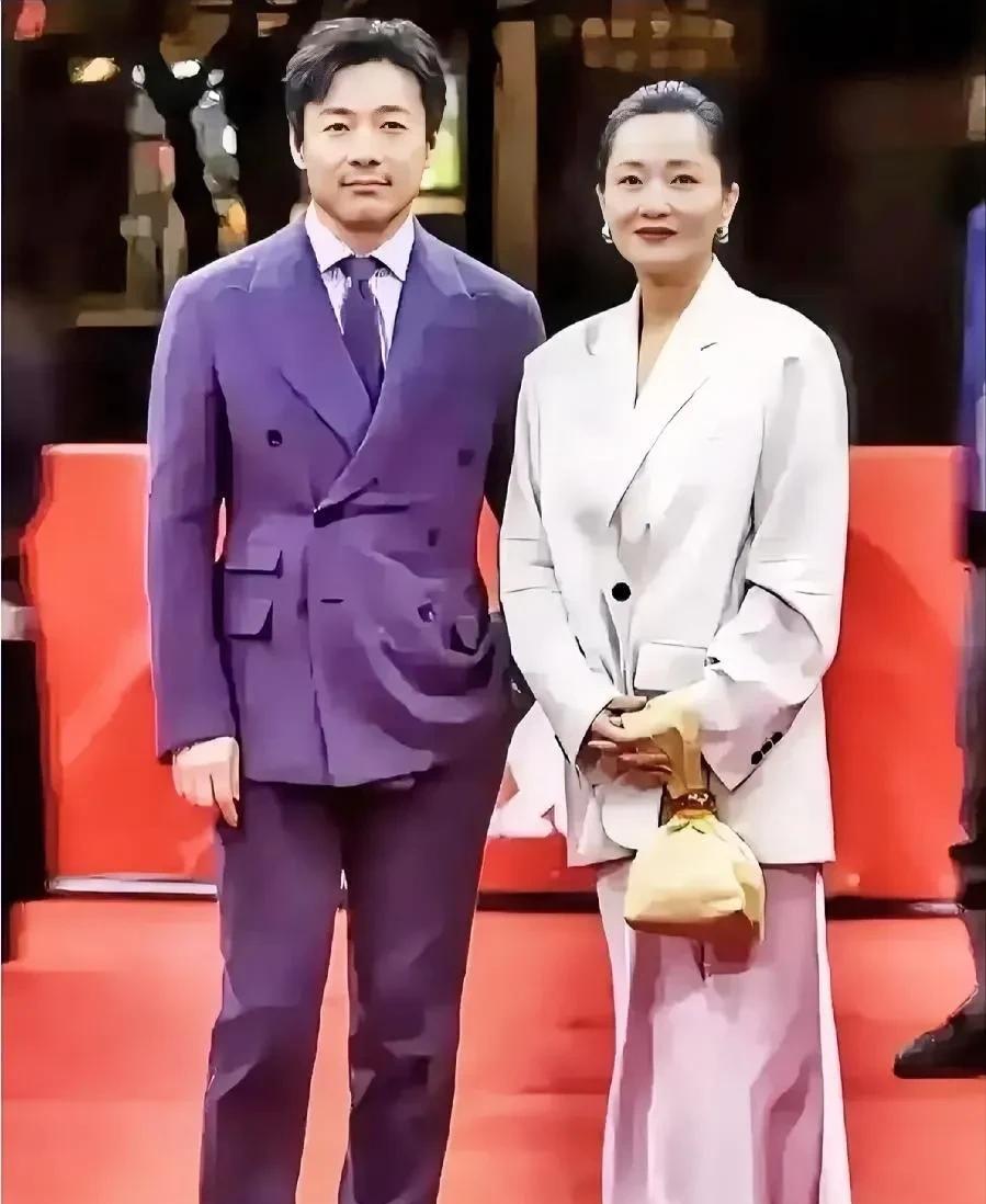 这两位演员你熟不熟悉呢？他们二人都极为低调，不过演技十分出众。左边的祖峰身姿高大