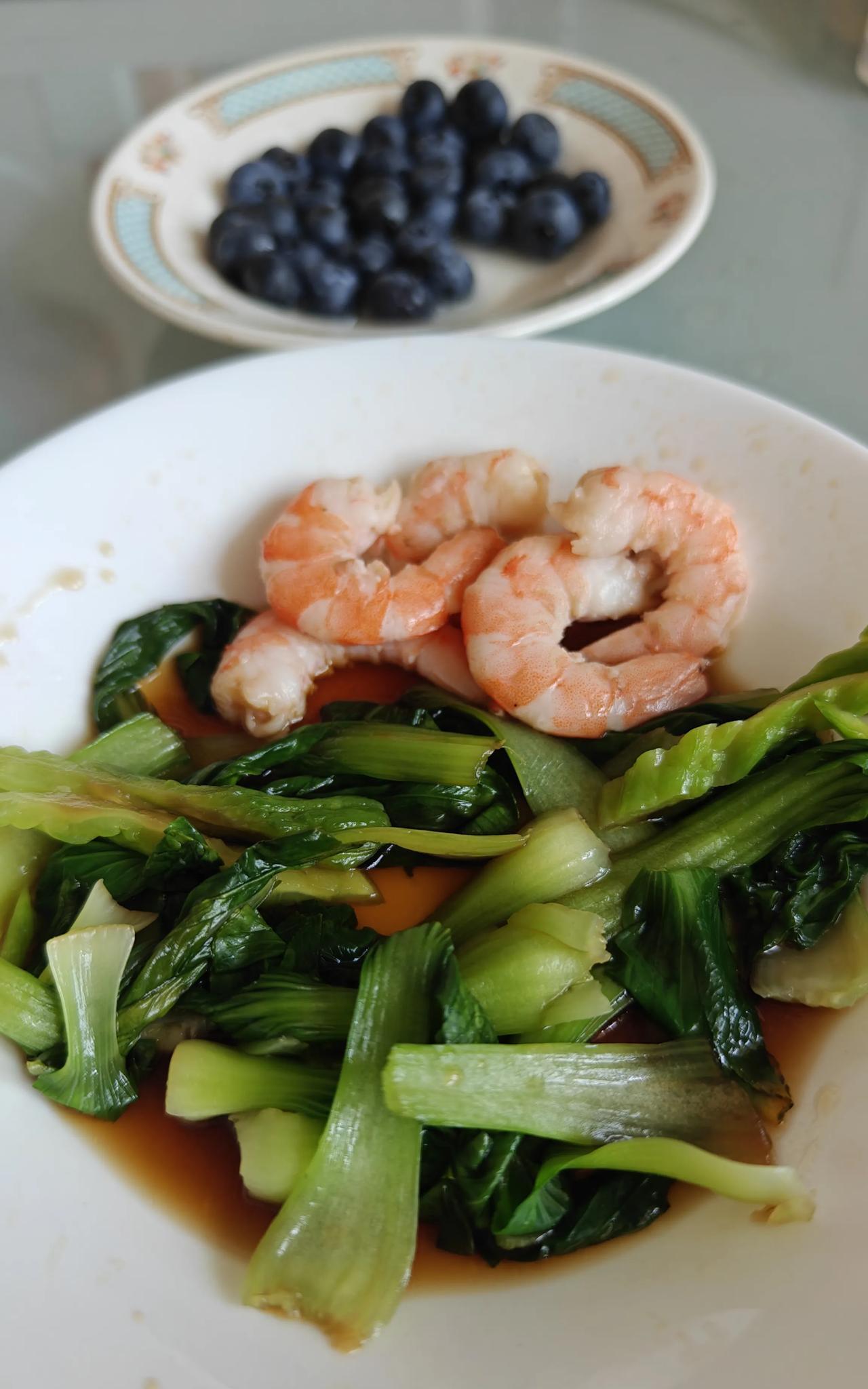 给老妈雇的保姆怎么样呢？
从老妈那儿回来，自己一个人吃的午饭。白水煮油菜苦瓜，三