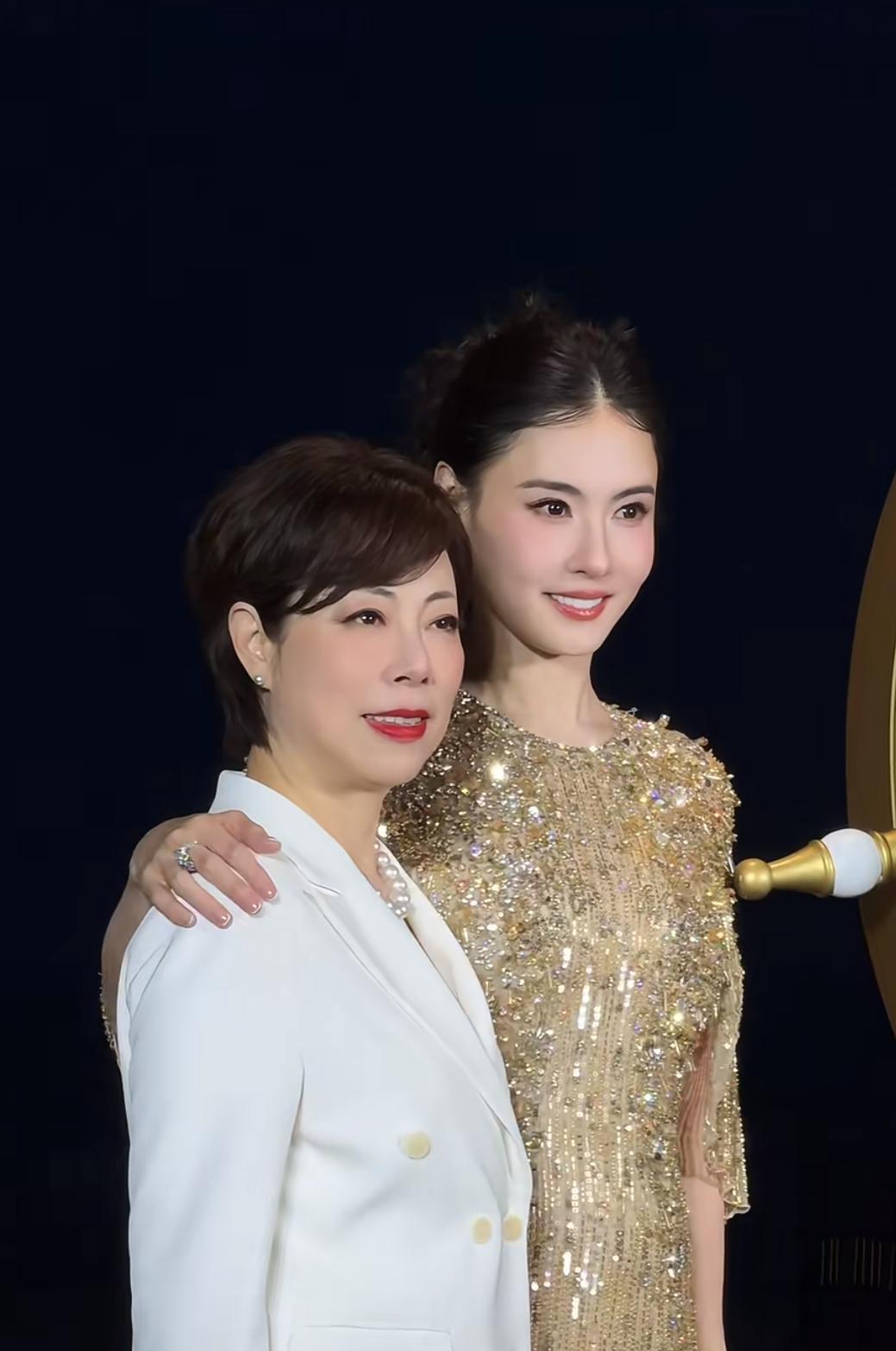 张柏芝美得跟个假人一样！[不看]前无古人后无来者！
我记得有段时间她骨瘦如柴老了