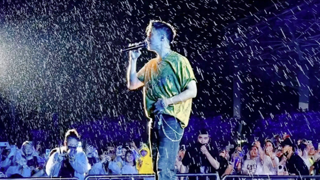 谢霆锋暴雨演唱会震撼全场！万人淋雨合唱，刘嘉玲一句话道破真相