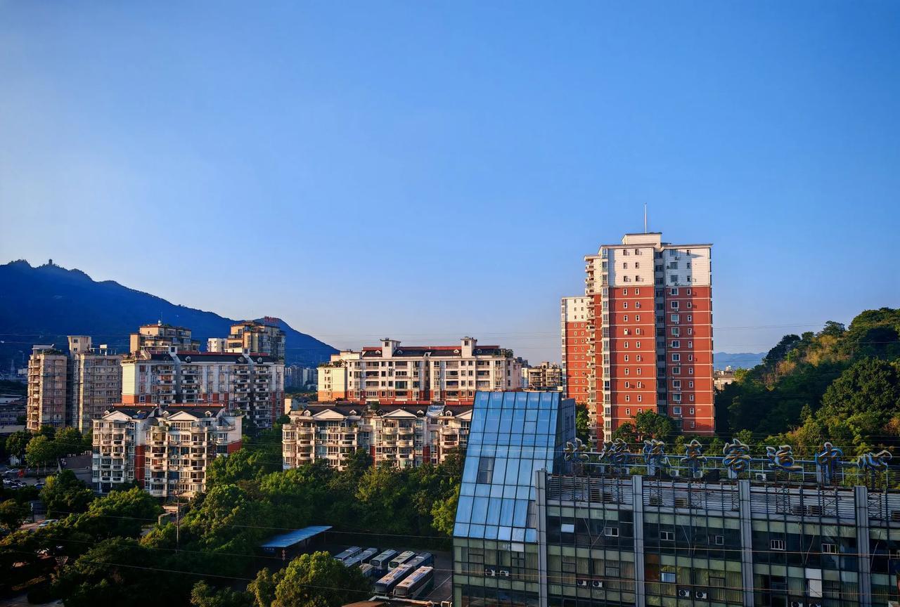 重庆地铁涨价了，但是对于重庆地铁客流量来说，其实一点儿影响都没有，毕竟重庆人也不