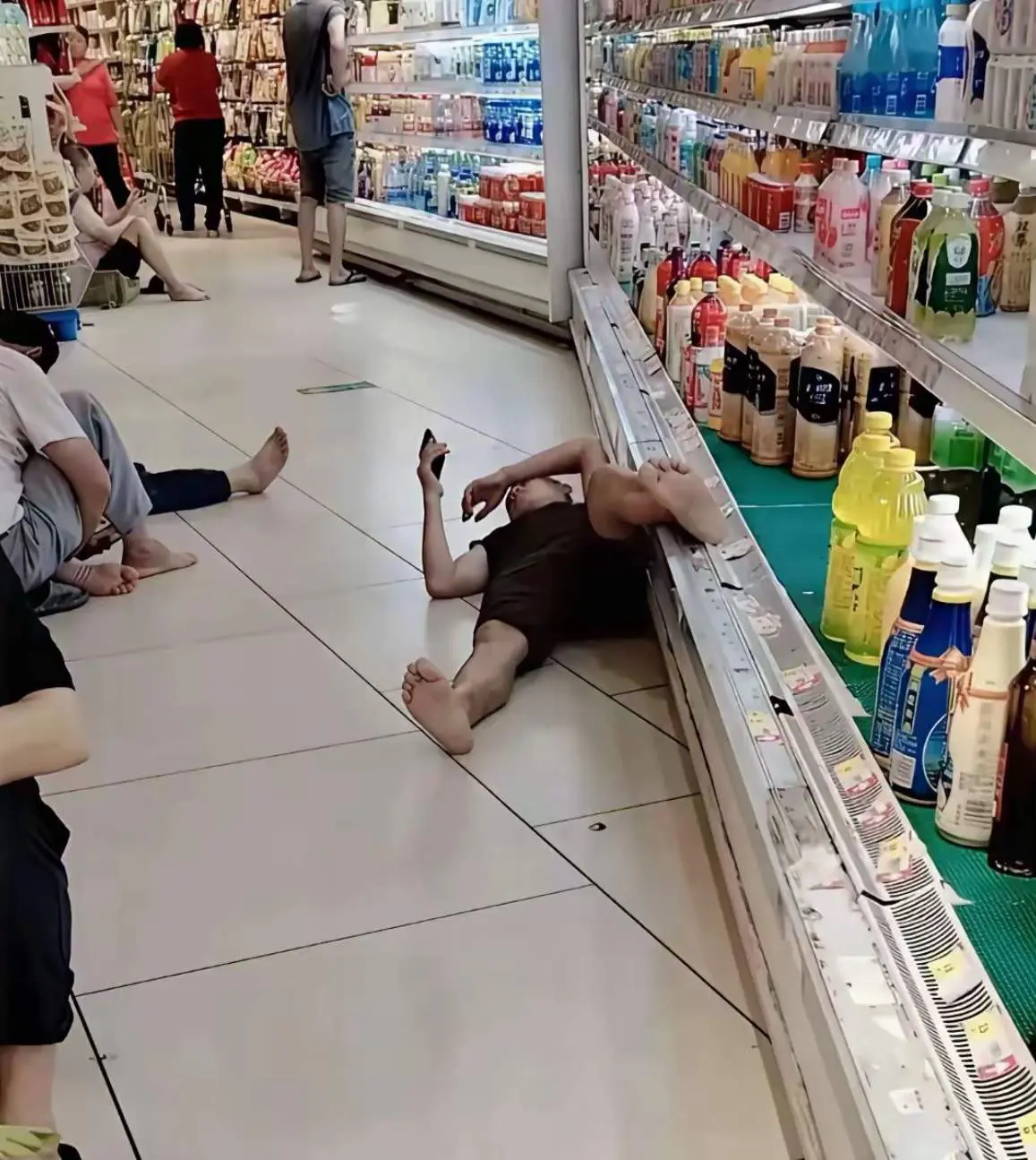 太热去超市蹭空调， 大家说这样尴尬吗?