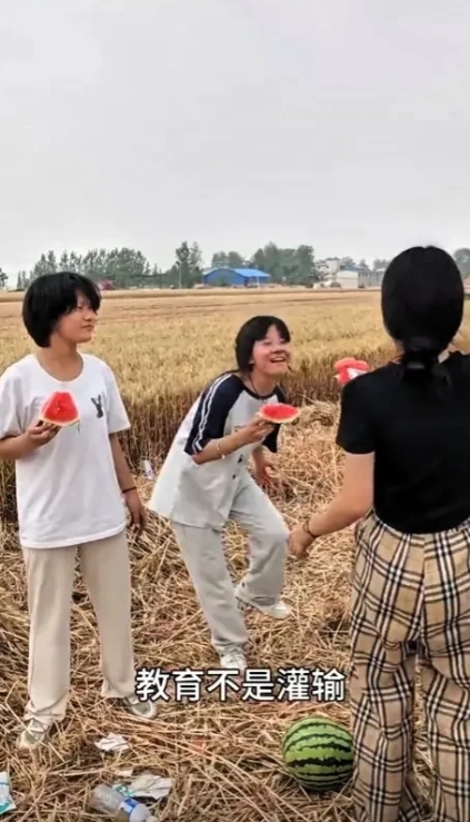 河南一位90后校长，带着128名学生到自家麦田割麦，自己却开车走了。   学生们