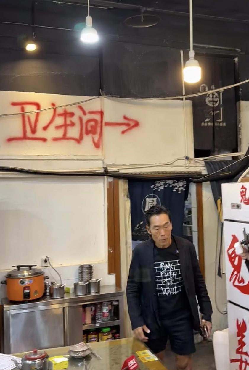 这吃饭的环境有点不符合他的身份啊，
不过穿着打扮依然很潮，
西装配短裤，只有这样