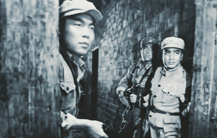 68名战斗英雄刚下火车，200多名土匪就冲了上来，打算一锅端。结果刚开枪，土匪全