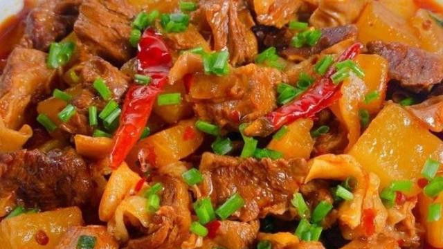 冬日暖胃佳肴：秘制萝卜炖牛腩的做法与故事