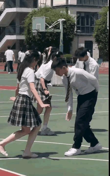 每当看到交谊舞，就想起来了大学初恋男友……
他要求我一起报名交谊舞，我不愿意公开