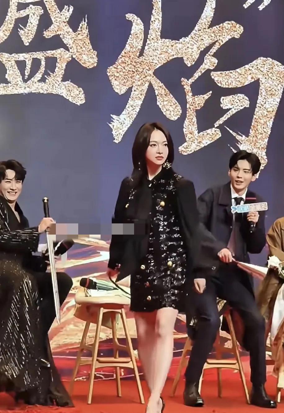 每次看到这组图，都感叹吴谨言好拼，怀孕穿高跟鞋还得表演。#吴谨言#