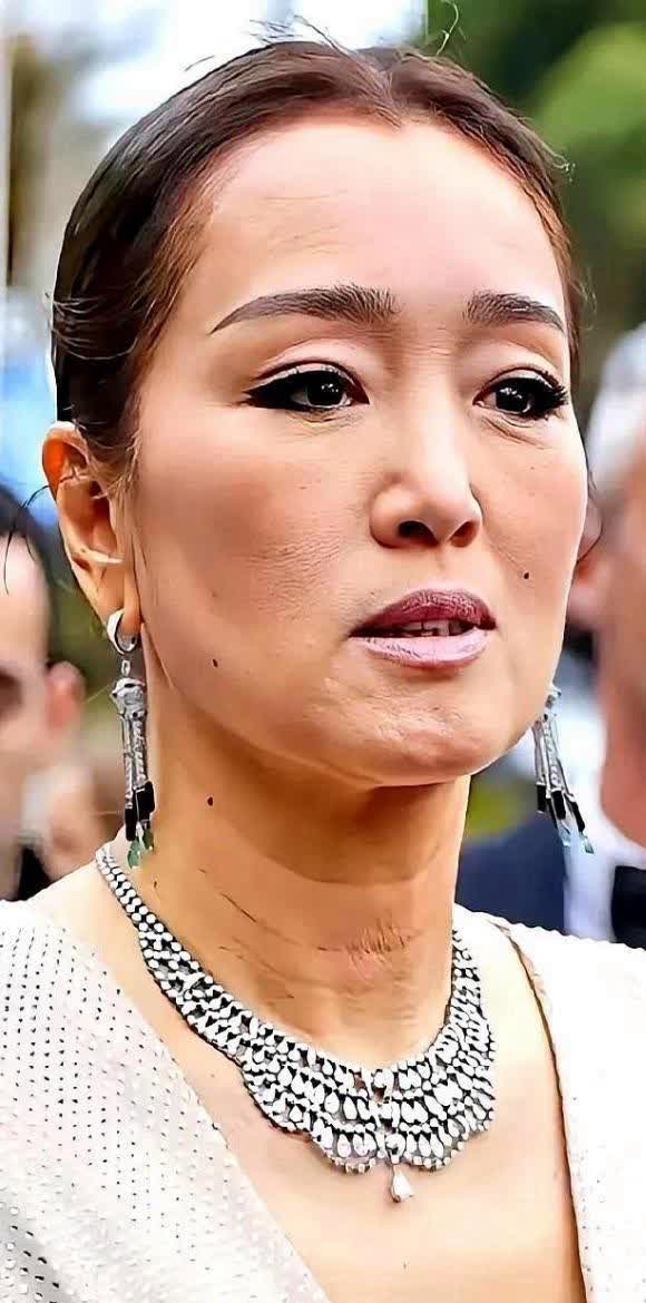 直到今天看到巩俐的脖子后，我释然了，同时也和岁月和解了