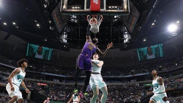 詹姆斯25+6+8+3，NBA历史第1人！三枪75分灭熊，湖人笑傲争四大战