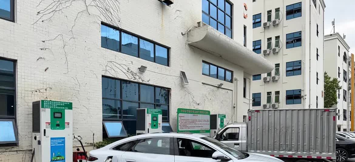 秦L EV的外观内饰，尤其在这个价位增加了冰箱，有点让人惊掉下巴。

昨天说