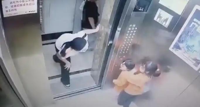 太气愤了，天生的坏种！大孩子戴恐怖面具不让电梯关门，将两女童吓到呕吐好几次，物业