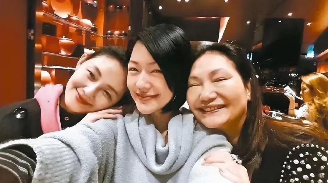 这到底打了谁的脸
或者说谁又说了谎
S妈又发文了
开始抱怨婷婷
婷婷不让她半夜跟