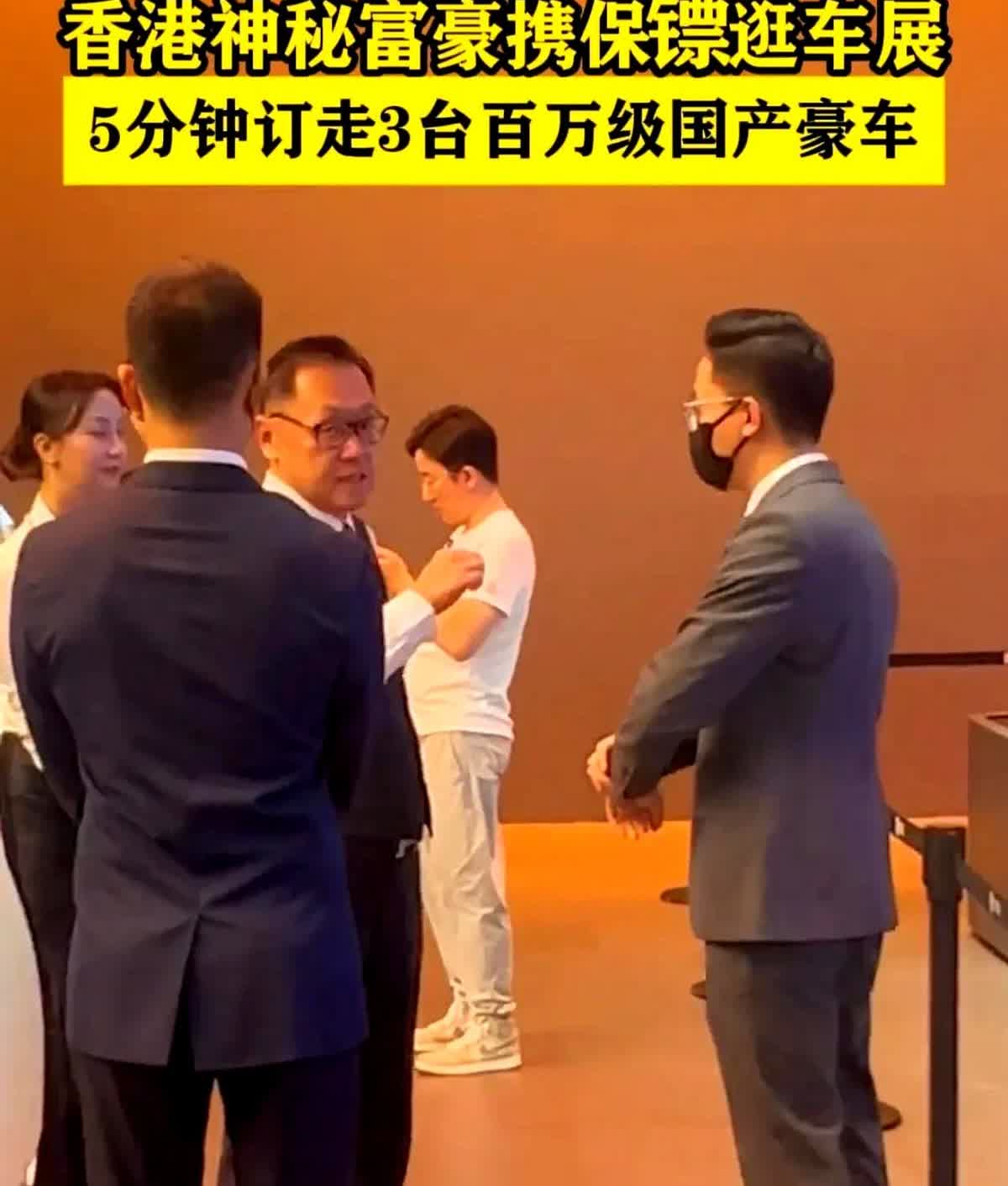 有钱就是任性，普通人辛苦一辈子，也就开个十来万的车，还当成宝一样。

这个香