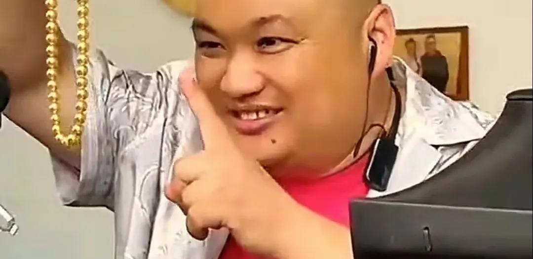 李超的演技露出来破绽了吧？
    李超在网上挣钱真不容易，出卖了自己的人品，出
