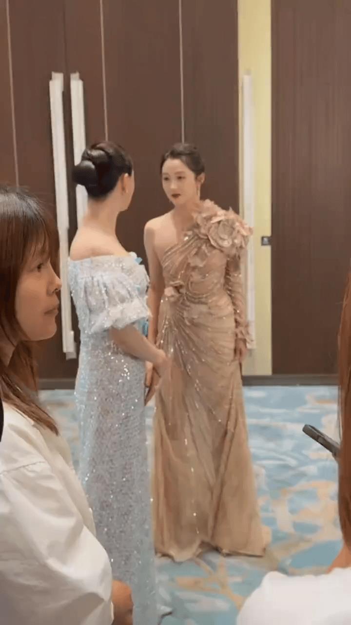 关晓彤，蒋欣这俩大骨架子 ，真是不是一家人不进一家门呀[我想静静]
＂婆媳＂二人