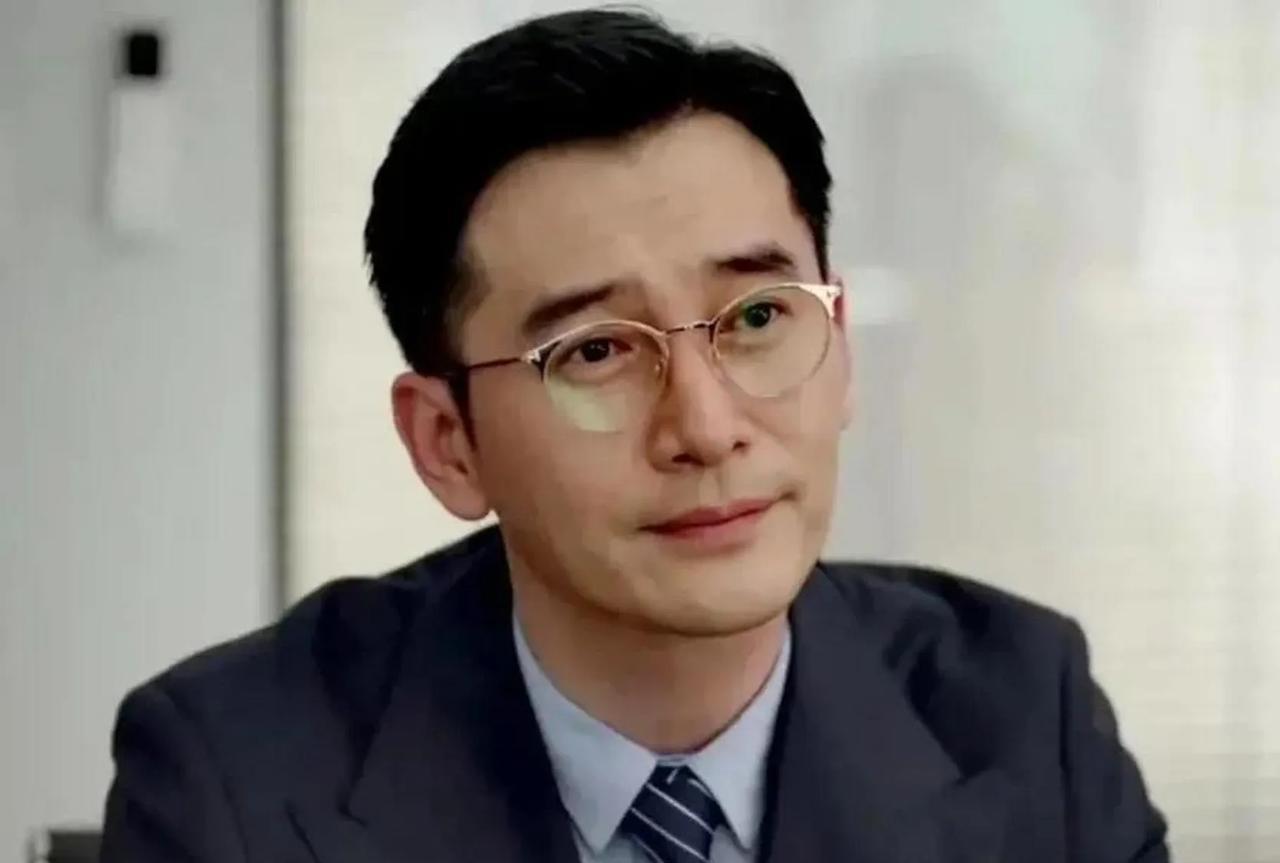 关于演员王梓权的六条相关信息：
1、王梓权，原名王凯，1983年出生于山东，毕业